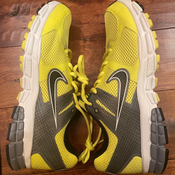 NWOT Men's Nike Structure 15 with FitSole size 9.5 Yellow and Black - Picture 2 of 10